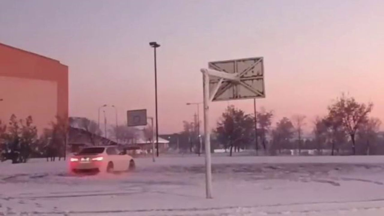 Diyarbakır'da Dicle Üniversitesi'nde buz üstünde araçla drift görüntülendi