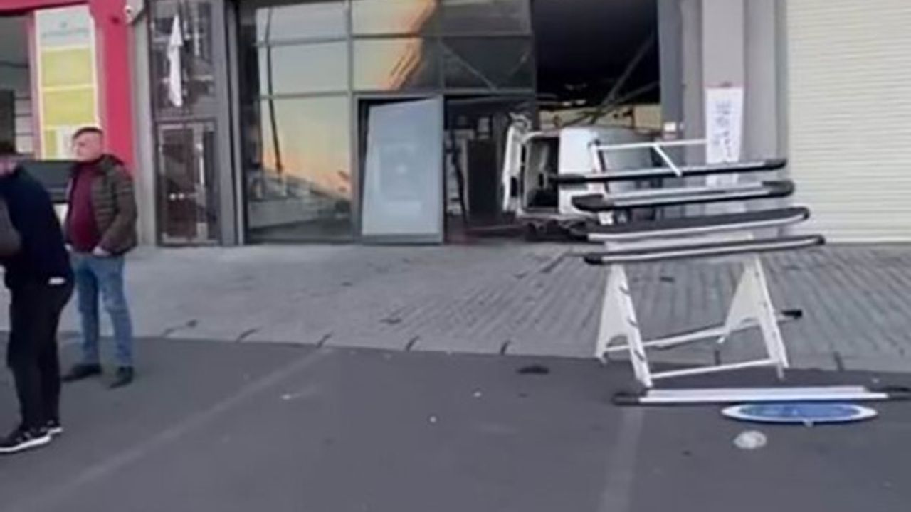 Diyarbakır'da fren yerine gaza basan sürücü oto aksesuar dükkanına girdi