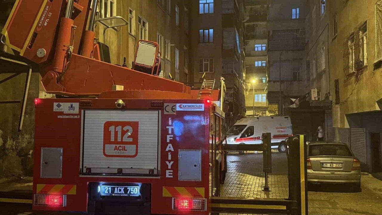 Diyarbakır'da itfaiye merdiveniyle girilen evde 15 yaşındaki çocuğun uyuduğu ortaya çıktı