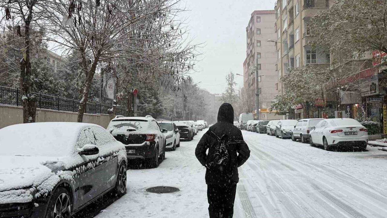 Diyarbakır'da kar yağışı günlük yaşamı ve trafiği etkiledi