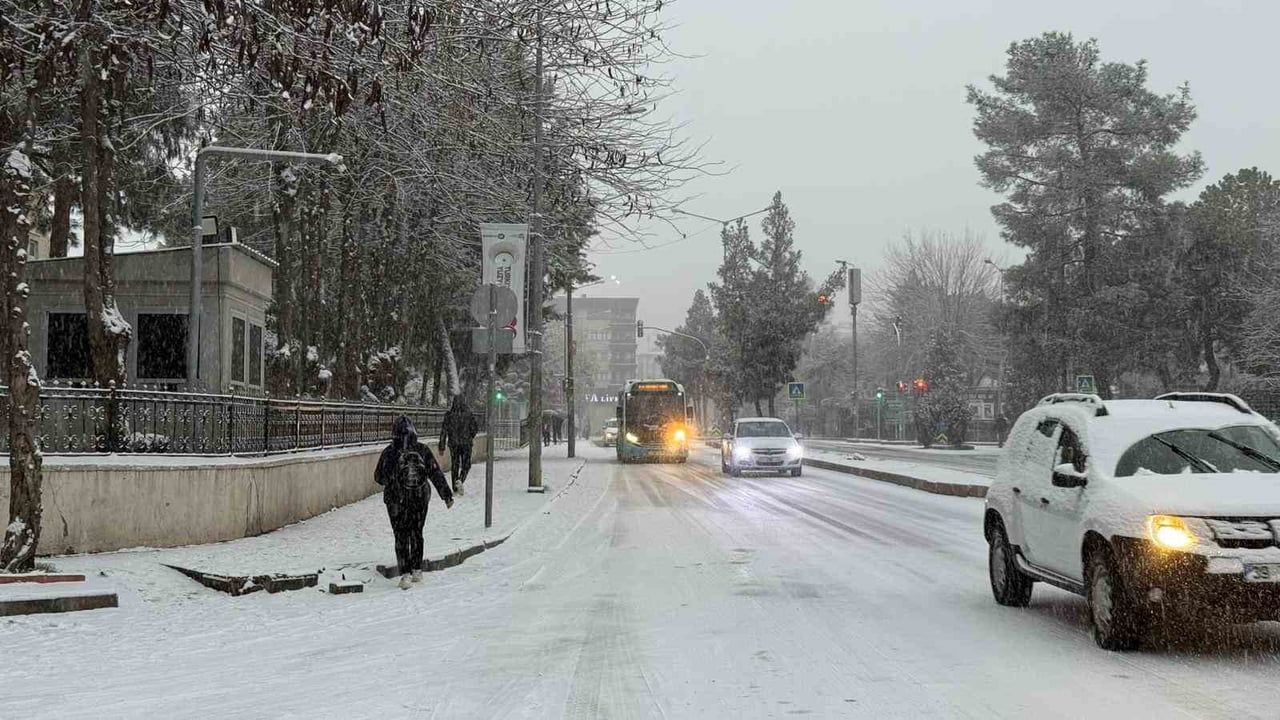 Diyarbakır'da kar yağışı nedeniyle öğleden sonra tüm okullar tatil edildi