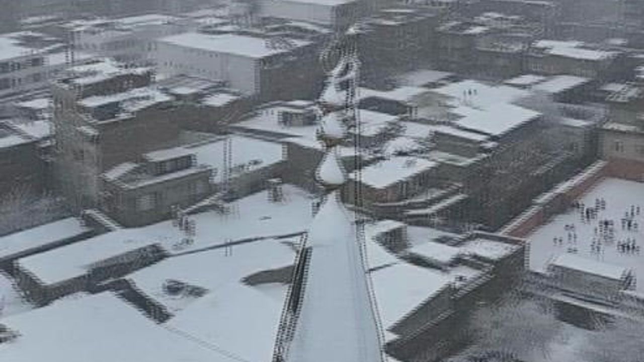 Diyarbakır'da Kar Yağışı: Sur İçi ve Tarihi Yapılarda Beyaz Örtüyle Oluşan Görüntüler