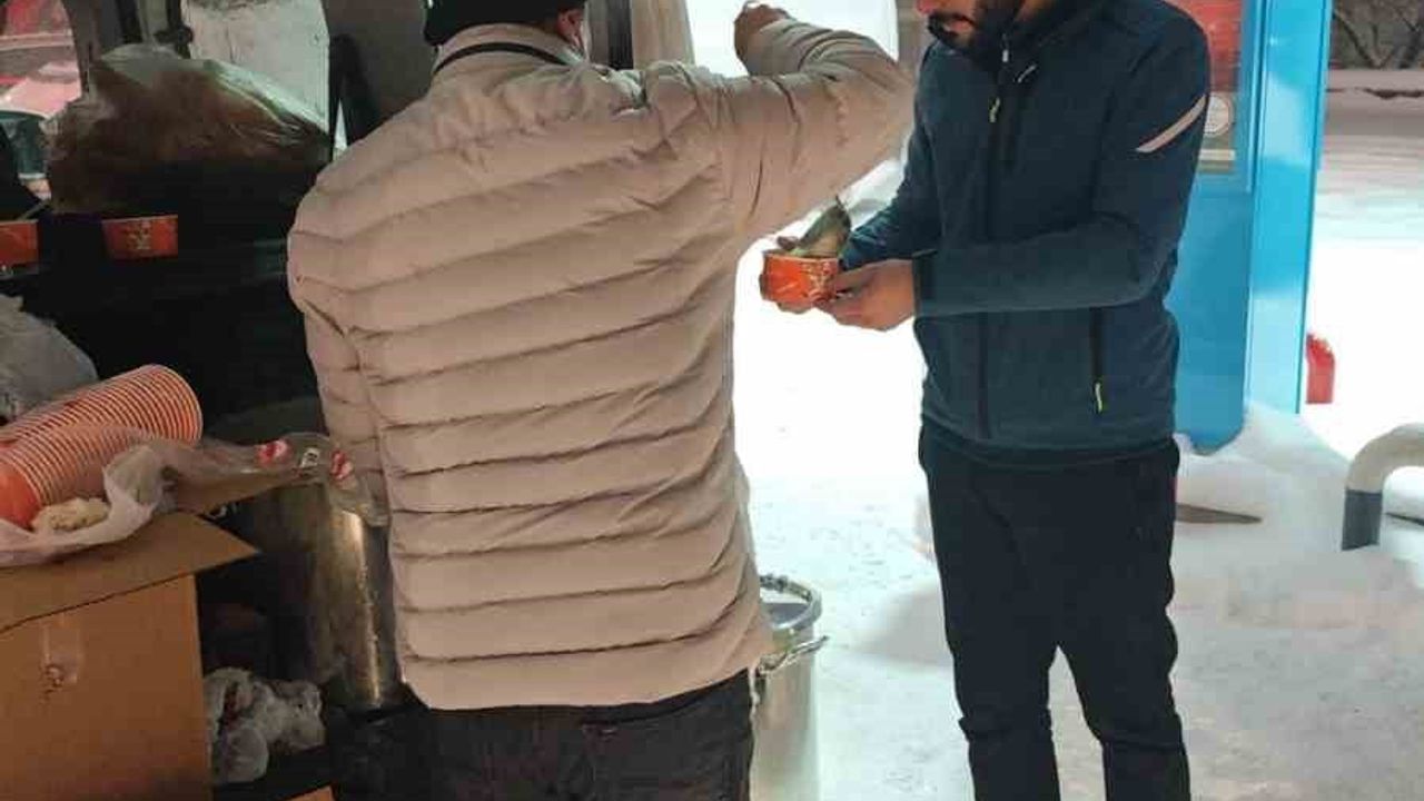 Diyarbakır'da karda mahsur kalanlara Bağlar Kaymakamlığı'ndan bin kişilik sıcak çorba desteği