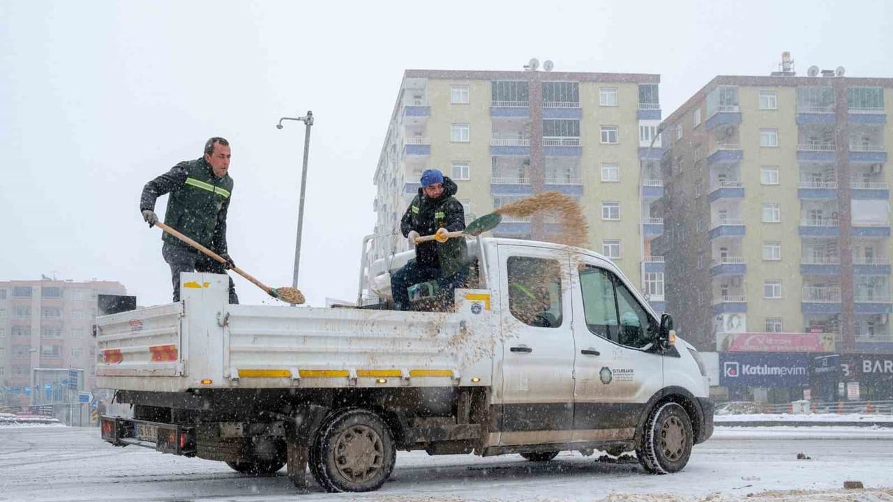 Diyarbakır'da karla mücadele: 850 personel sahada, toplu taşımada ücretsiz sefer
