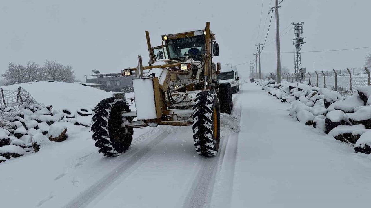 Diyarbakır'da karla mücadele: kırsal mahallelerde 572,5 kilometre yol ulaşıma açıldı