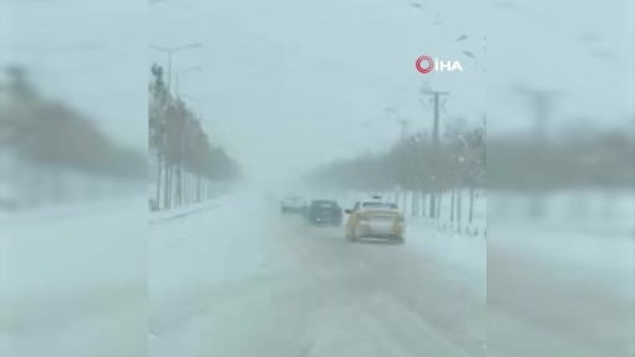 Diyarbakır'da kaygan yolda sürücünün dikkati kazayı önledi