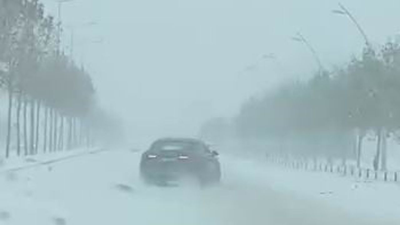 Diyarbakır'da kayganlaşan yolda araç kaydı, sürücünün dikkati kazayı önledi