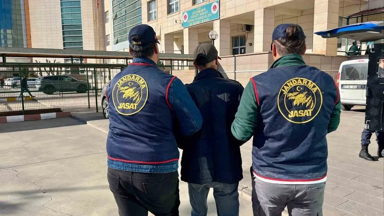 Diyarbakır'da Kesinleşmiş Hapis Cezası Bulunan 4 Kişi Jandarma Operasyonuyla Yakalandı