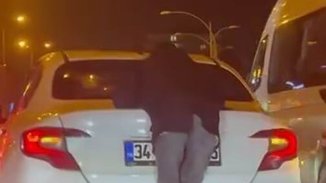 Diyarbakır'da Kişi Otomobilin Arkasına Tutunarak Metrelerce İlerledi