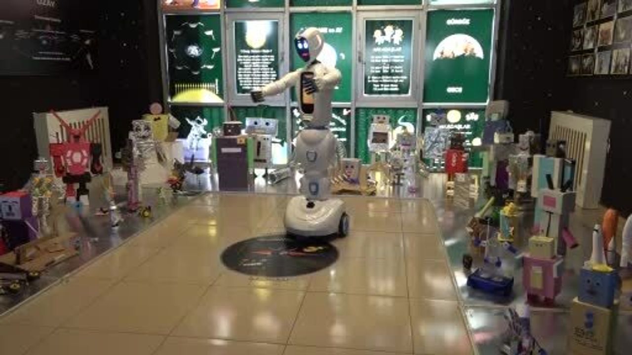 Diyarbakır’da Mezopotamya İlkokulu Öğrencileri Atık Malzemelerden 53 Robot Tasarladı ve Sergiledi