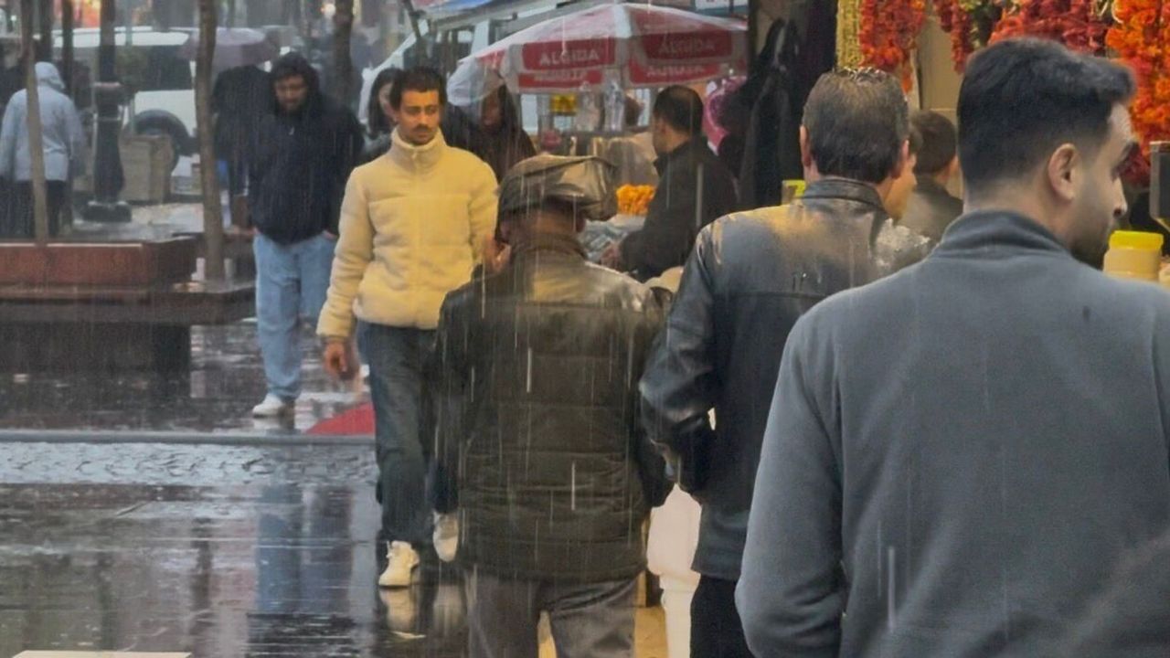 Diyarbakır'da Öğle Saatlerinde Aniden Bastıran Sağanak Hayatı Olumsuz Etkiledi