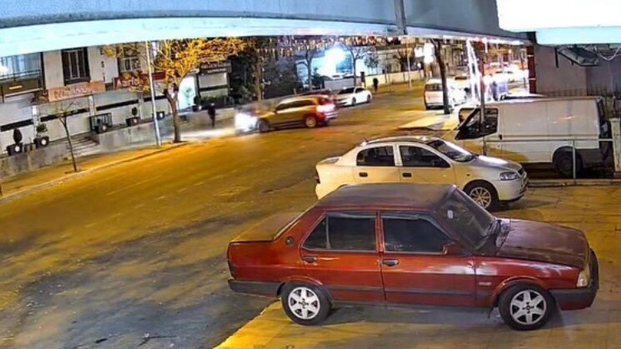 Diyarbakır'da otomobilin çarptığı motokurye yaralandı; kaza anı kamerada
