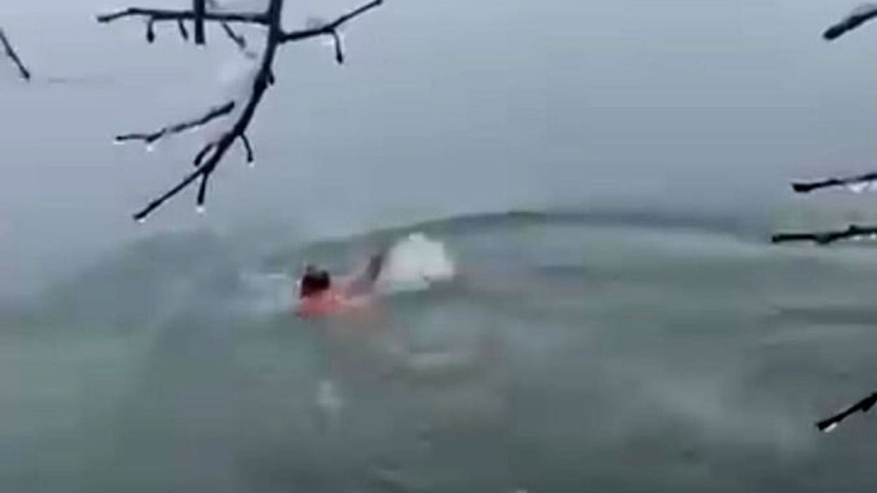 Diyarbakır’da Yoğun Kar Altında Dicle Nehri’ne Giren Vatandaşın Anları