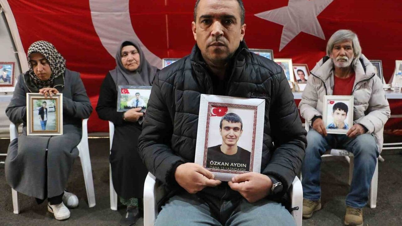Diyarbakır'daki evlat nöbeti sürüyor: Anneler 'Terörsüz Türkiye' heyetinin kendilerini dinlemesini istiyor