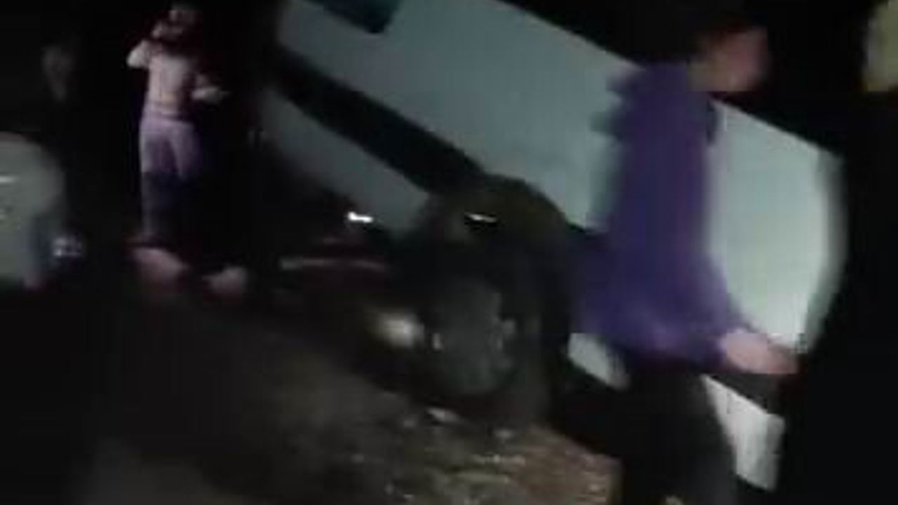 Diyarbakır-Kulp yolunda yolcu minibüsü şarampolde asılı kaldı — can kaybı yok