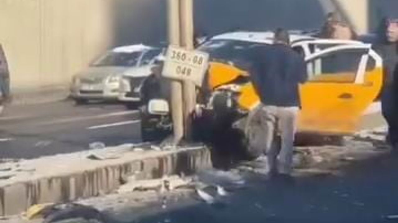 Diyarbakır‑Şanlıurfa kara yolunda buzlanma sonucu taksi direğe çarptı: 1 yaralı