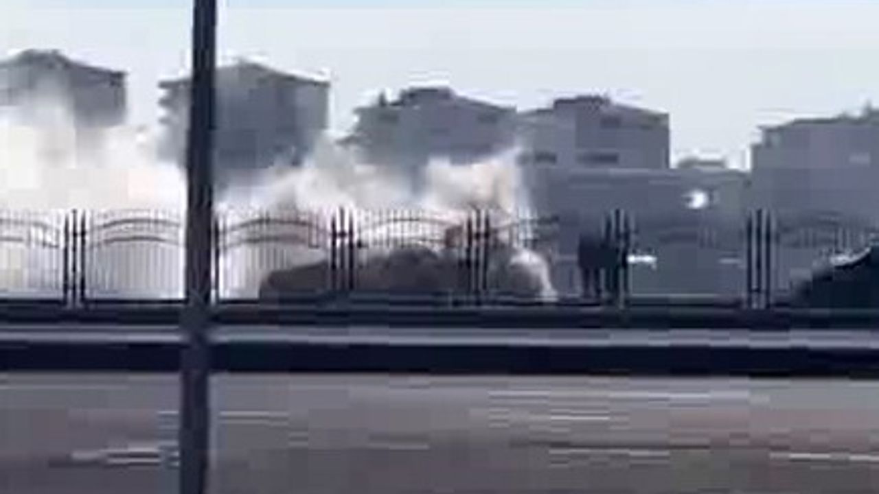 Diyarbakır-Şanlıurfa Karayolu'nda Seyir Halindeki Taksi Alev Aldı