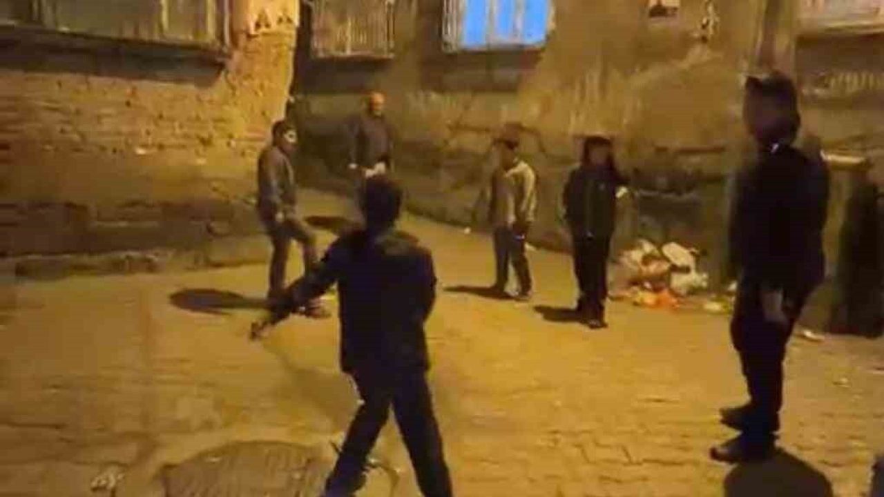 Diyarbakır Sur'da Gece Devriyesi: Polisler İle Çocuklar Sokak Maçında Buluştu