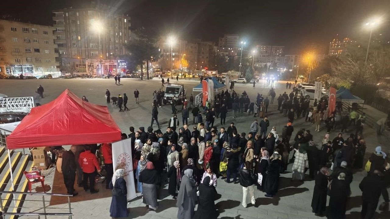 Diyarbakır Vakıflar Bölge Müdürlüğü Regaib Kandili'nde 8 bin 500 kişiye salep ikram etti