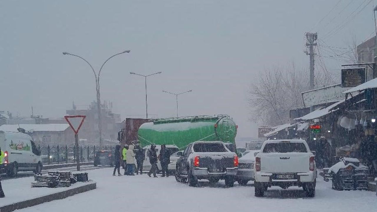 Diyarbakır Yenişehir'de kar nedeniyle 5 aracın karıştığı kaza