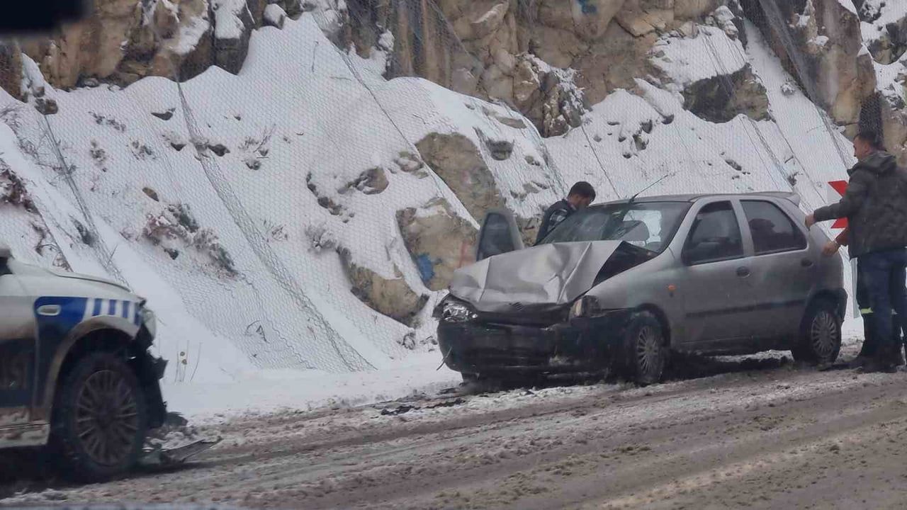 Domaniç-İnegöl Karayolunda Kaygan Zeminde Üç Ayrı Kaza: 5 Araçta Ağır Hasar