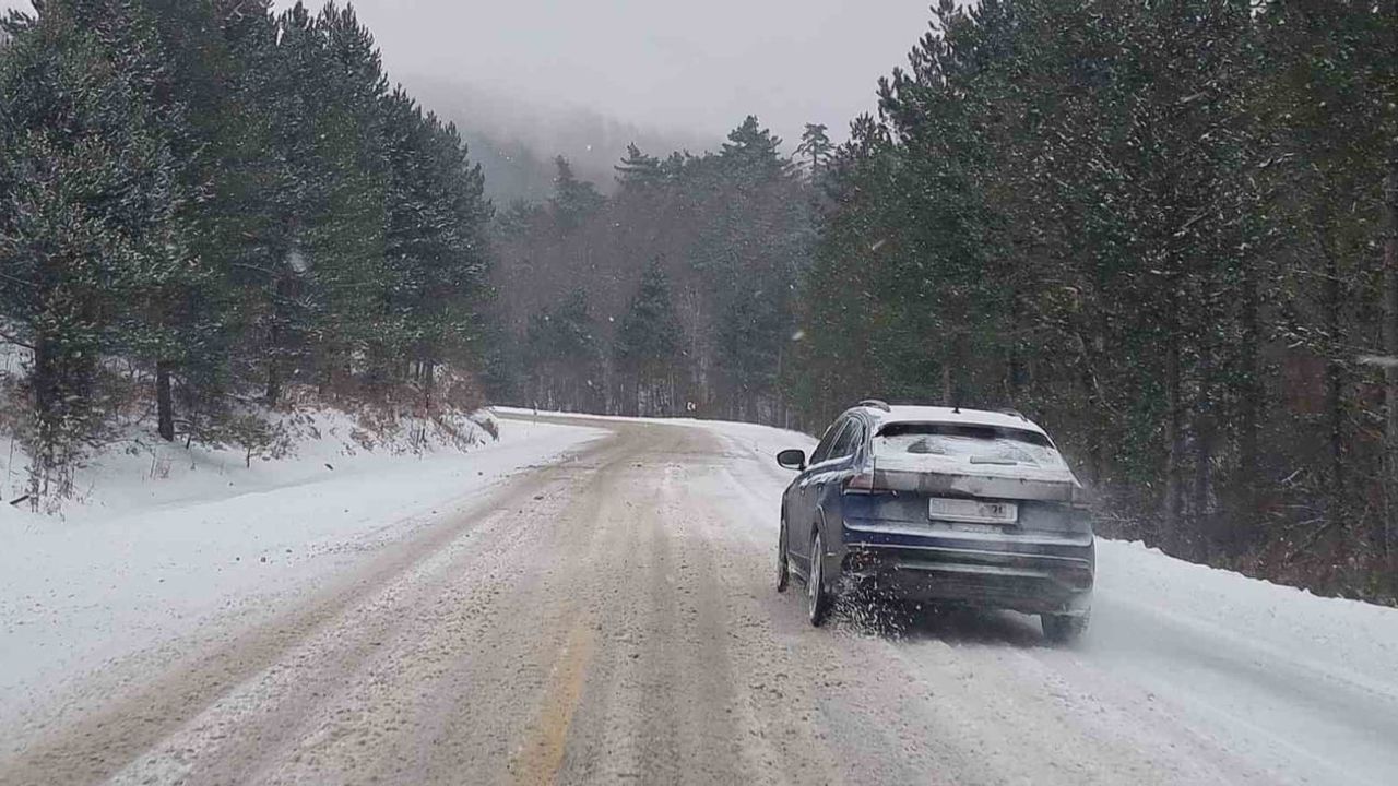 Domaniç Kocayayla Geçidi'nde mevsimin ilk karı: Bazı noktalarda 10 cm’ye ulaştı
