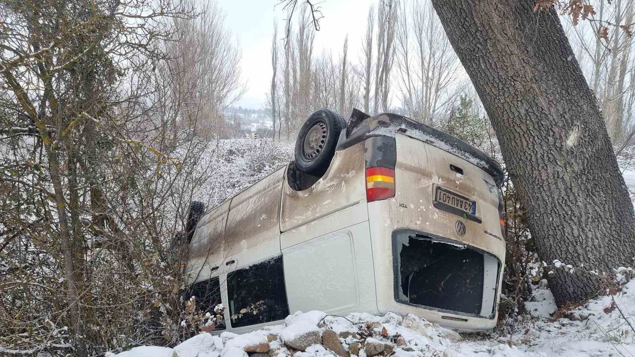 Domaniç’te gizli buzlanma minibüsün şarampole yuvarlanmasına yol açtı — 2 kişi yara almadan kurtuldu