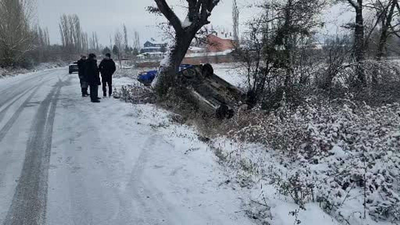 Domaniç’te gizli buzlanma minibüsün şarampole yuvarlanmasına yol açtı: İki kişi yara almadan kurtuldu