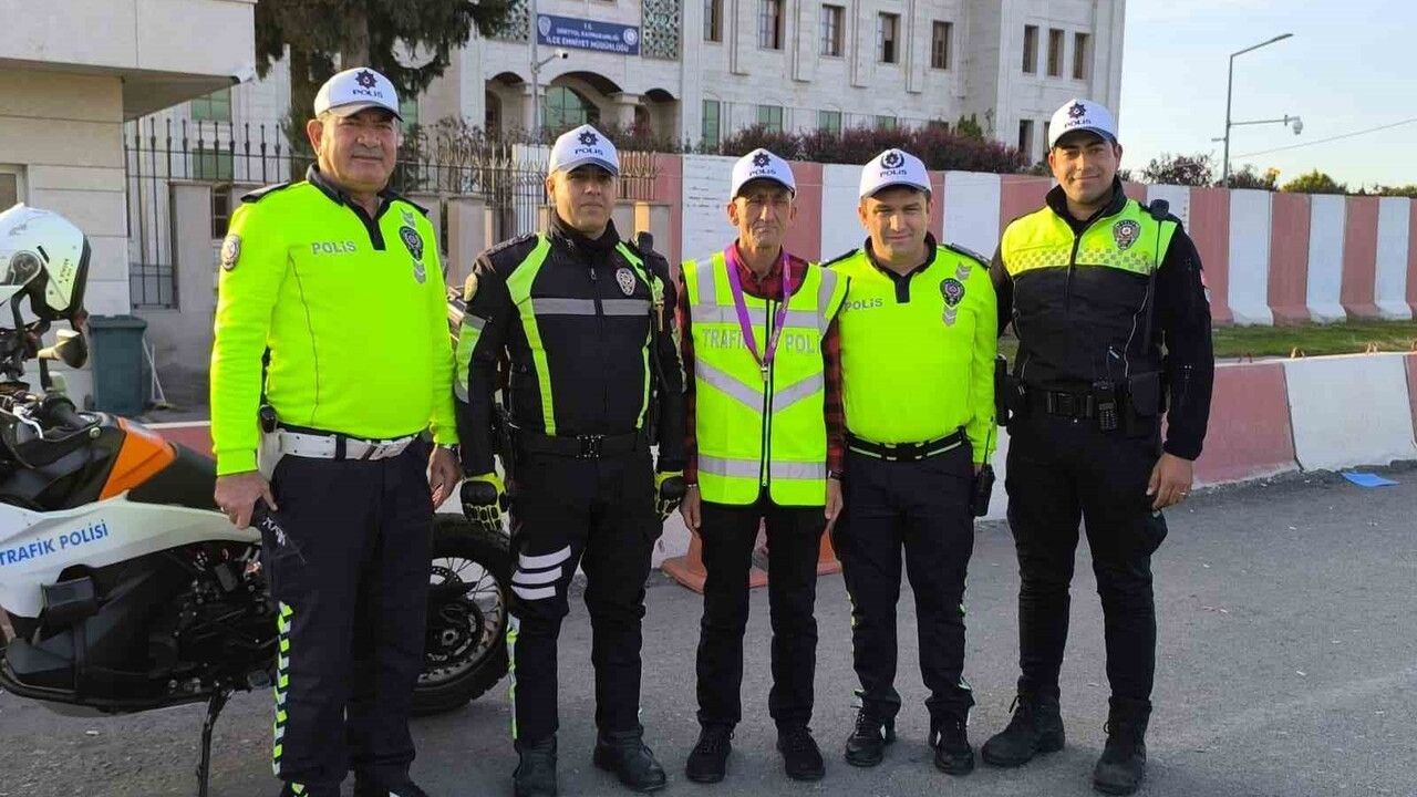 Dörtyol’da 45 yaşındaki Ömür Irmalı'ya Fahri Trafik Polisliği verildi