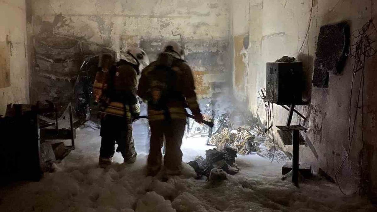 Dörtyol'da iş yeri yangını kullanılamaz hale geldi