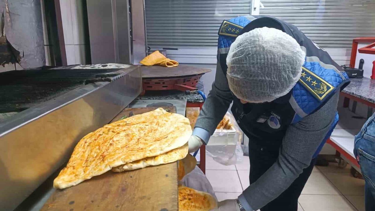 Dörtyol'da zabıta denetiminde baharat kovasında çiğ et bulunması şaşkınlık yarattı