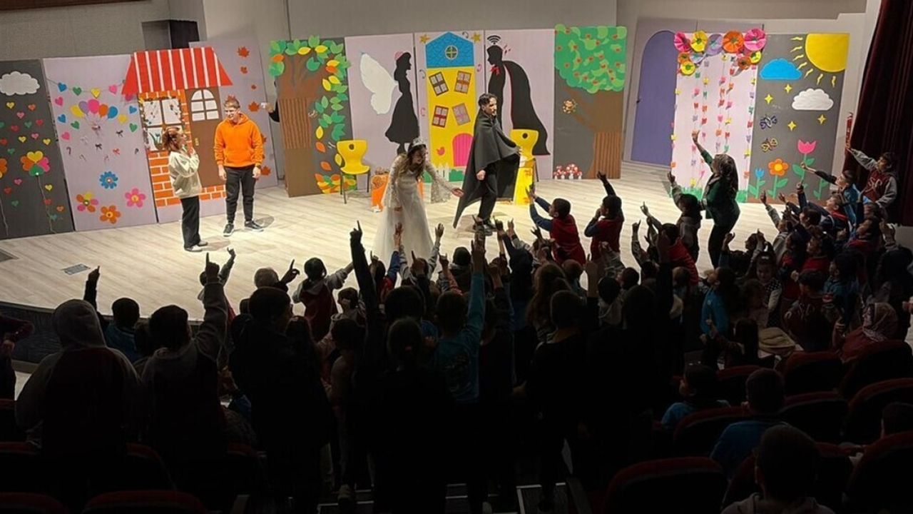 DPÜ Eğitim Fakültesi öğrencilerinin 'Çekmez Köy' ve çocuk tiyatroları yoğun ilgi gördü