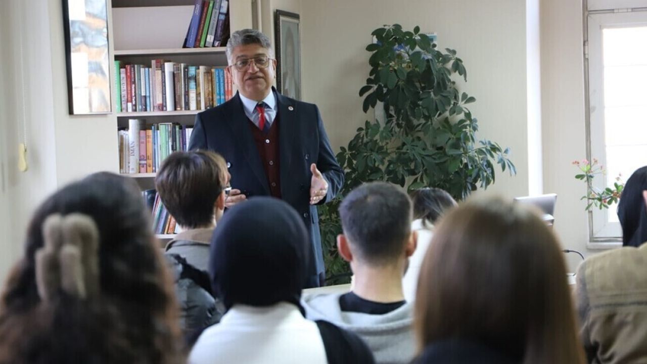 DPÜ Rektörü Prof. Dr. Süleyman Kızıltoprak, Mustafa Hakkı Yeşil Kütüphanesi'nde Siyasi Tarih Dersini Gerçekleştirdi