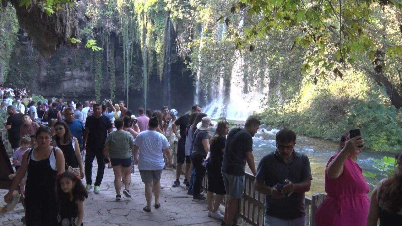 Düden Şelalesi 2025'te yaklaşık 900 bin ziyaretçiyle Antalya turizmine katkı sağladı