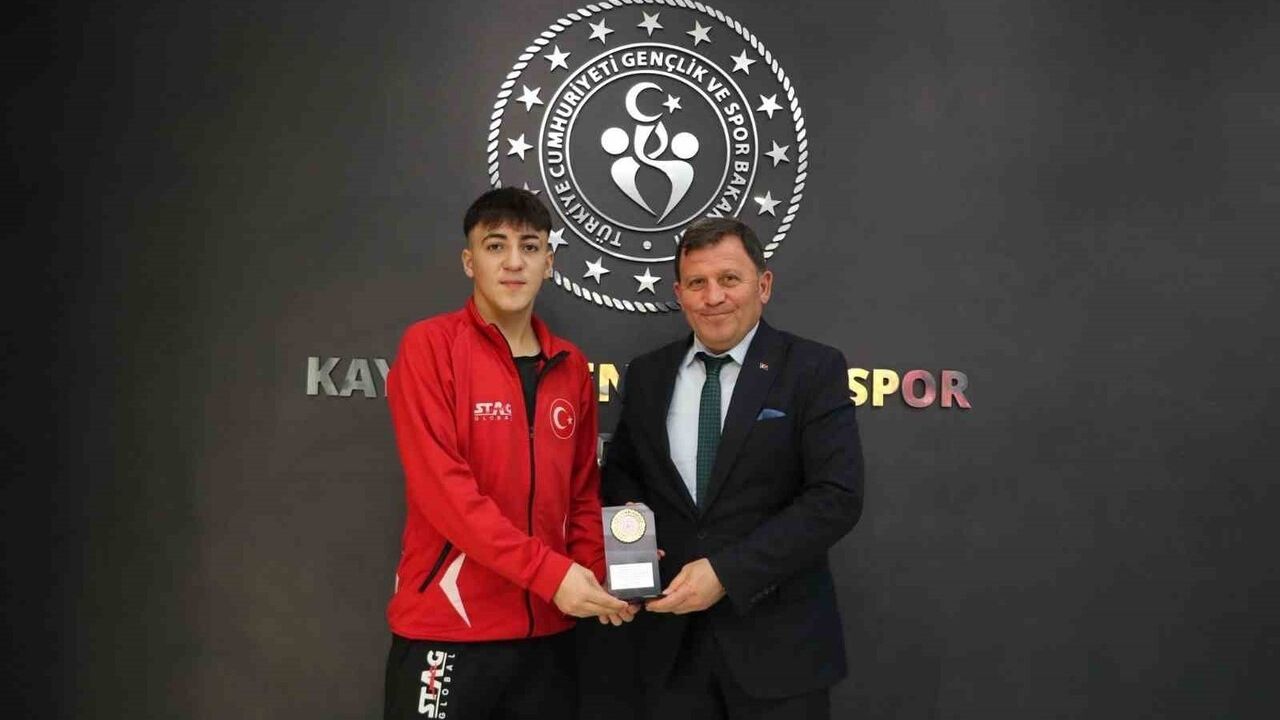 Dünya İkincisi Kenan Eren Kahraman'dan İl Müdürü Ali İhsan Kabakcı'ya Ziyaret