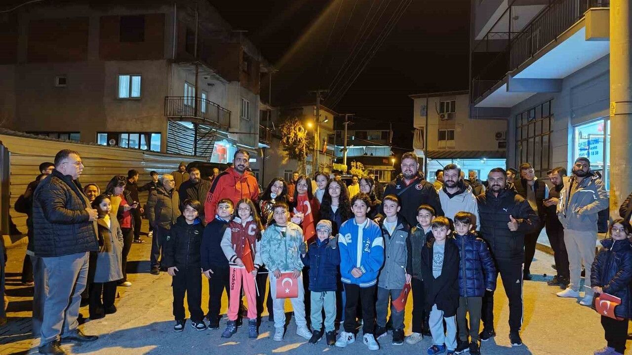 Dünya Şampiyonu Zehra Gemi, Gökpınar Mahallesi’nde Törenle Karşılandı