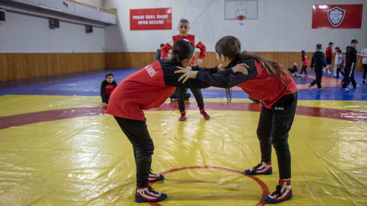 Dünya ve Avrupa Şampiyonu Nesrin Baş, Tokat'ta Kız Çocuklarını Güreşe Teşvik Ediyor