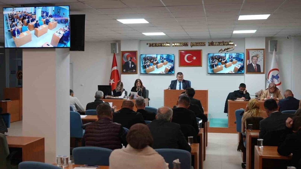 Düzce Belediye Meclisi 38 gündem maddesini komisyonlara havale etti — Yapı güvenliği öncelik oldu