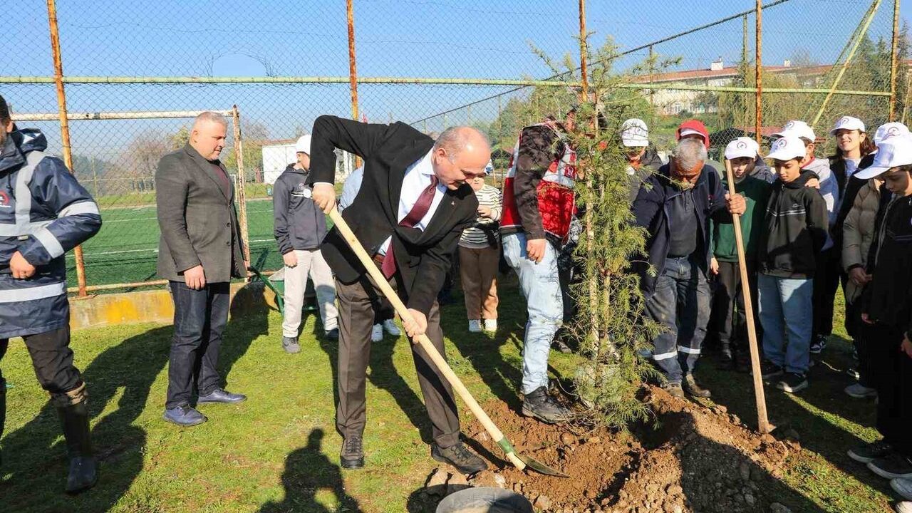 Düzce Belediyesi Demetevler Mahallesi’nde 52 Fidanla Yeşil Dokuyu Güçlendirdi