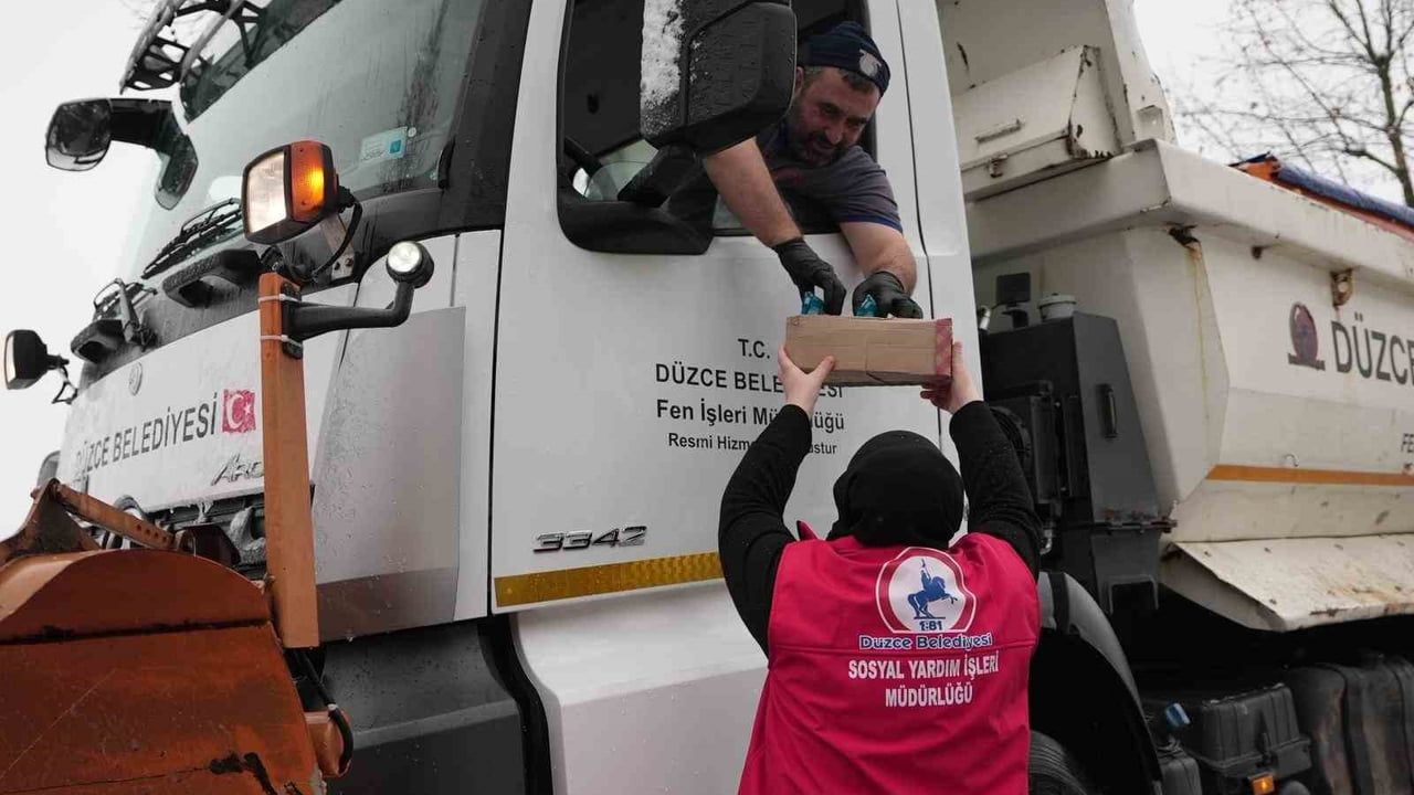 Düzce Belediyesi, kar timlerine sıcak çay ve kek ikram etti