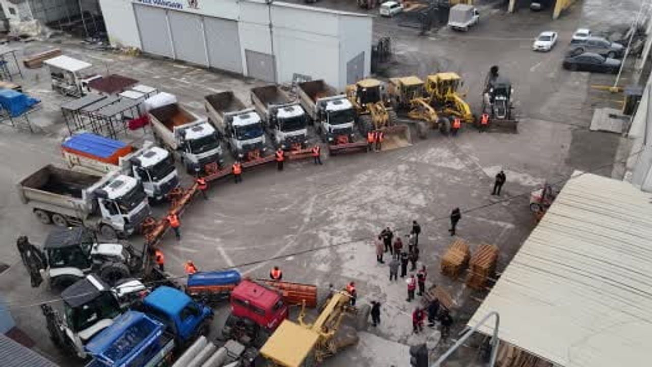 Düzce Belediyesi karla mücadeleye hazır: 200 personel ve 33 iş makinesi sahada