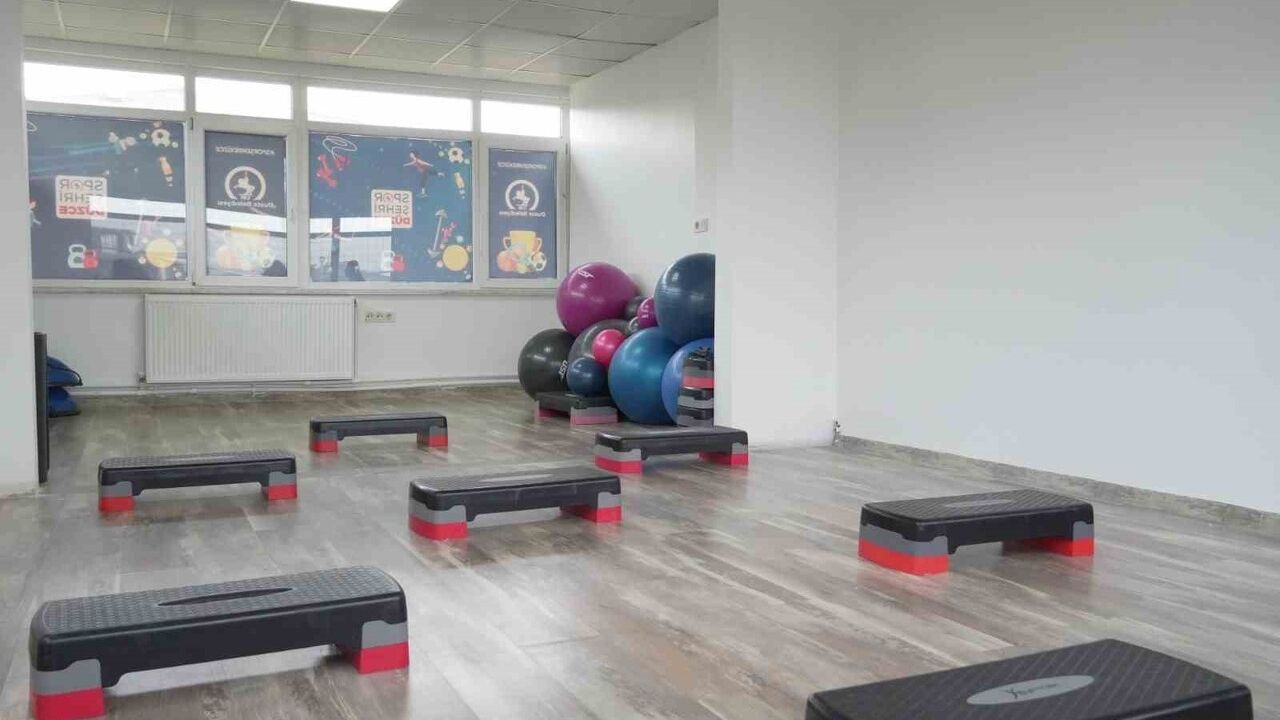 Düzce Belediyesi Koçyazı Spor Salonu'nu açtı: Step ve pilates dersleri yoğun ilgi görüyor
