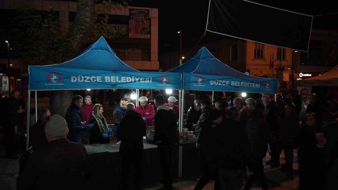 Düzce Belediyesi Regaip Kandili'nde camiden çıkanlara helva dağıttı