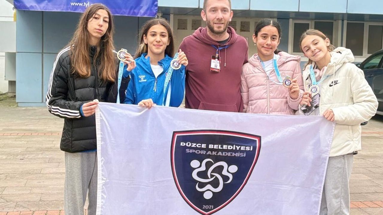 Düzce Belediyesi Spor Akademisi'nin genç yüzücüleri Türkiye Finali'nden madalyalarla döndü