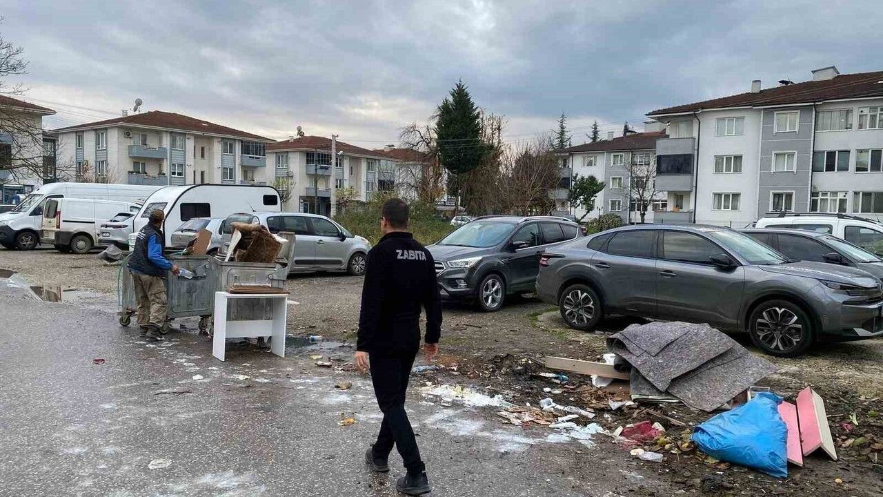 Düzce Belediyesi, Uzunmustafa Mahallesi'nde Çevreyi Kirleten Kişiye Ceza Kesti ve Temizlettirdi