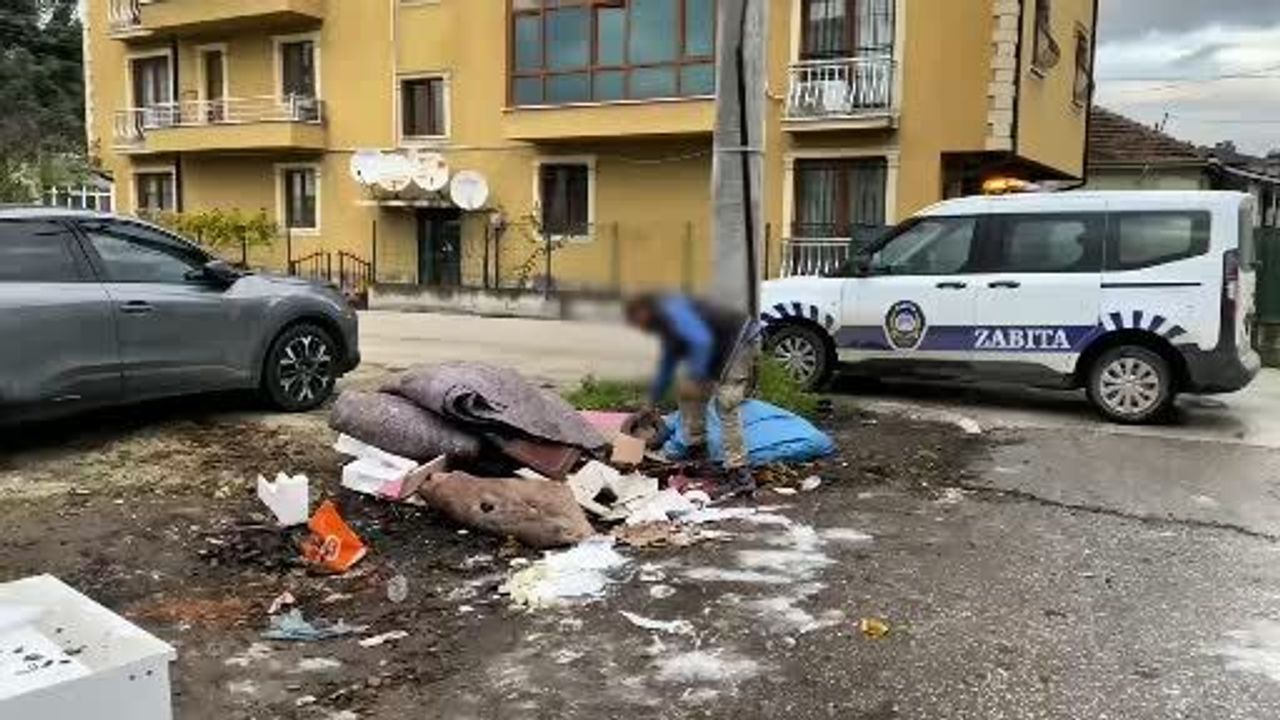 Düzce Belediyesi Uzunmustafa Mahallesi'nde Çöpü Gelişi Güzel Bırakan Kişiye Ceza Uyguladı ve Temizliği Yaptırdı