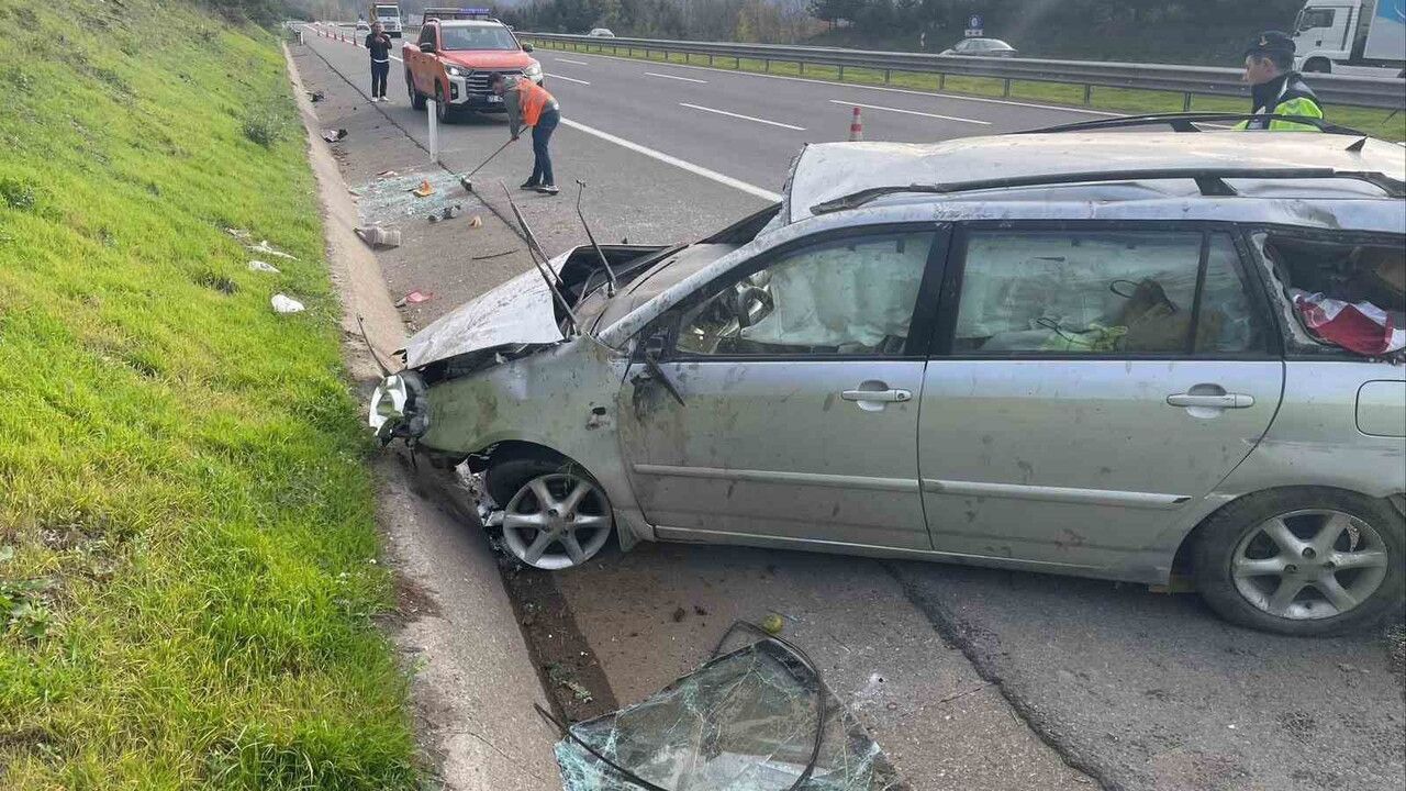 Düzce'de Anadolu Otoyolu'nda lastik patlaması sonucu Toyota bariyere çarpıp takla attı, 2 yaralı