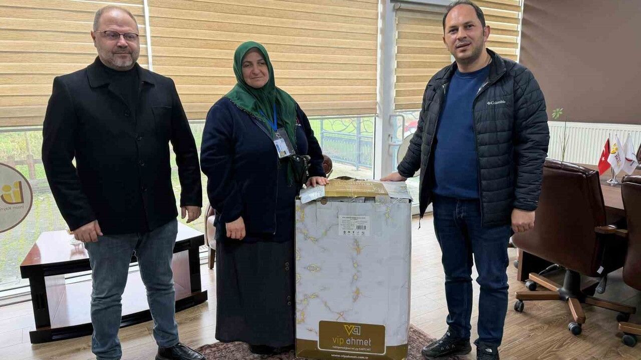 Düzce'de bayrağı koruyan görevliye 'kızımın çeyizine' sözü sonrası çeyiz desteği