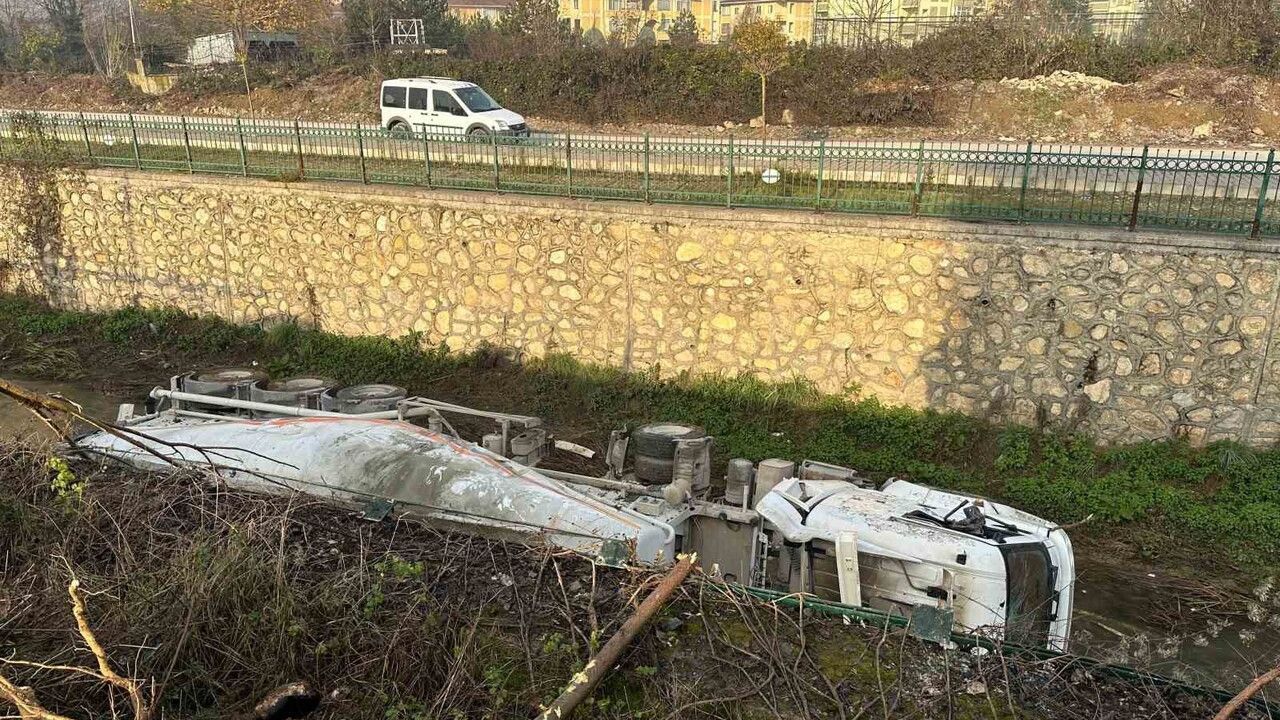 Düzce'de Beton Mikseri Dere Yatağına Devrildi: Sürücü Yaralandı