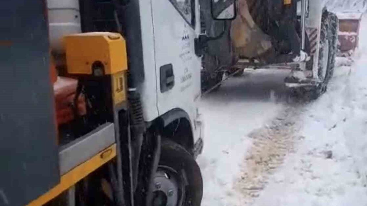 Düzce'de Bıçkıyanı Köyünde Karda Mahsur Kalan Elektrik Ekipleri İl Özel İdaresi Tarafından Kurtarıldı